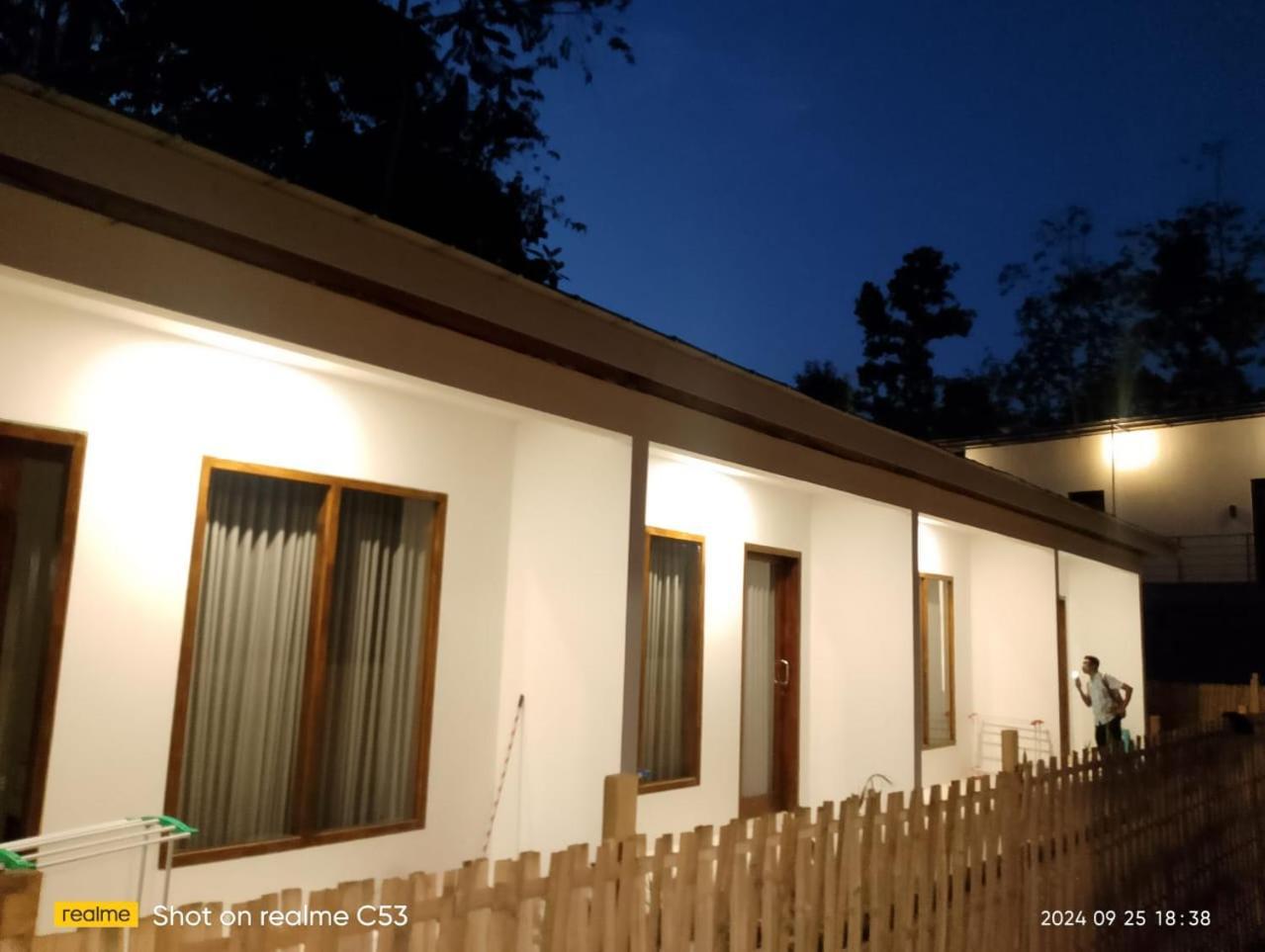 The Corner Homestay Kuta  Buitenkant foto